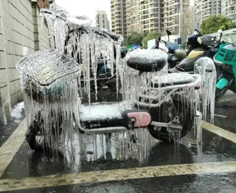 笑麻了！湖北下冻雨车子像被包浆，网友质疑是假的，笑死在评论区